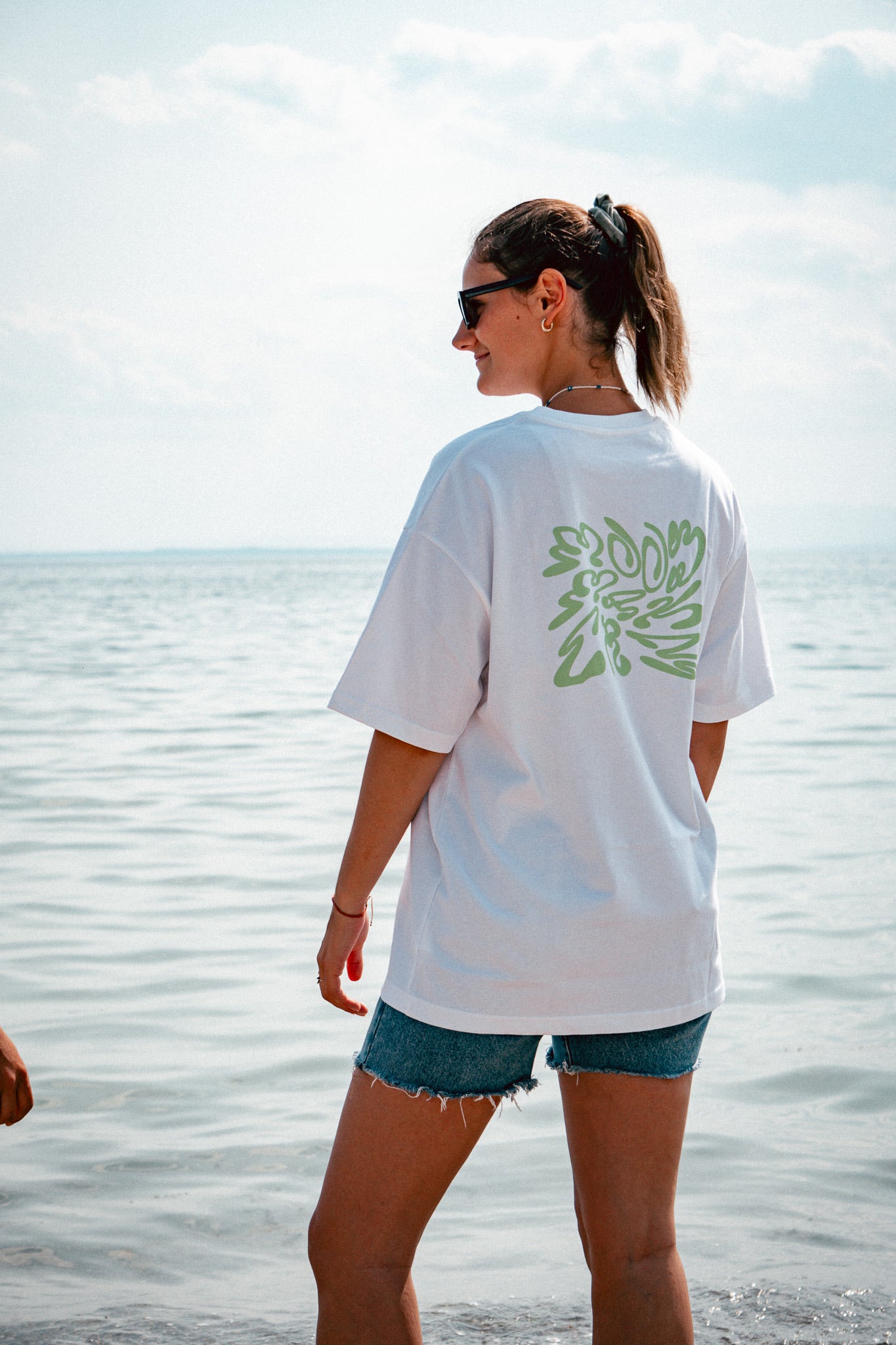 Oversize wavy logo