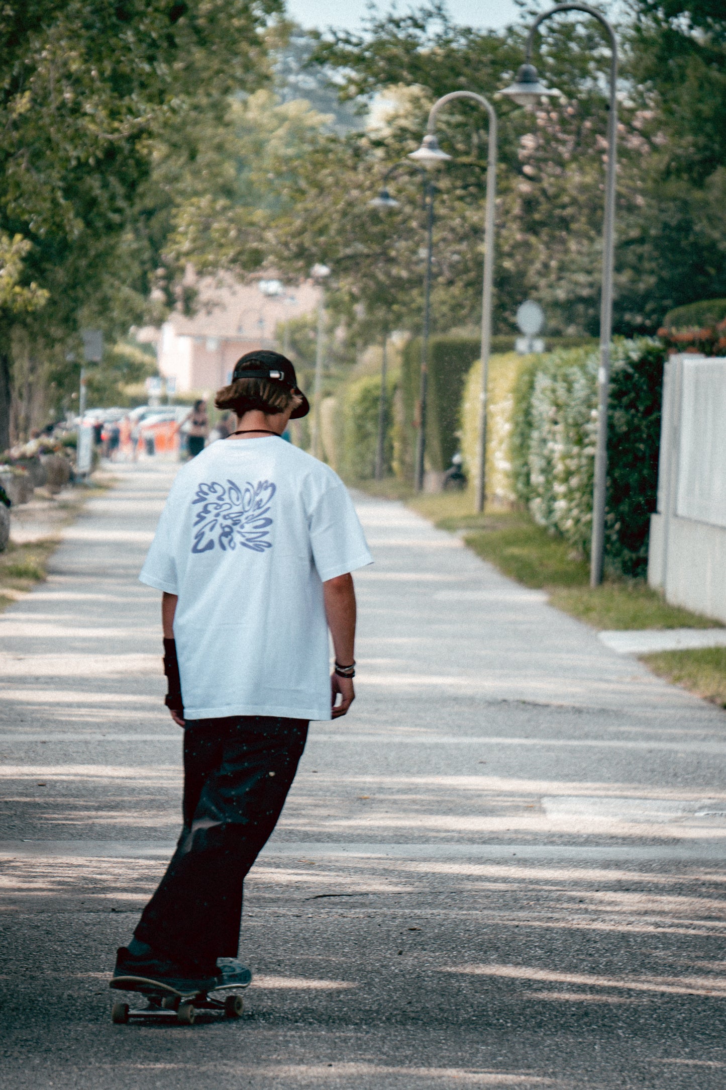 Oversize wavy logo