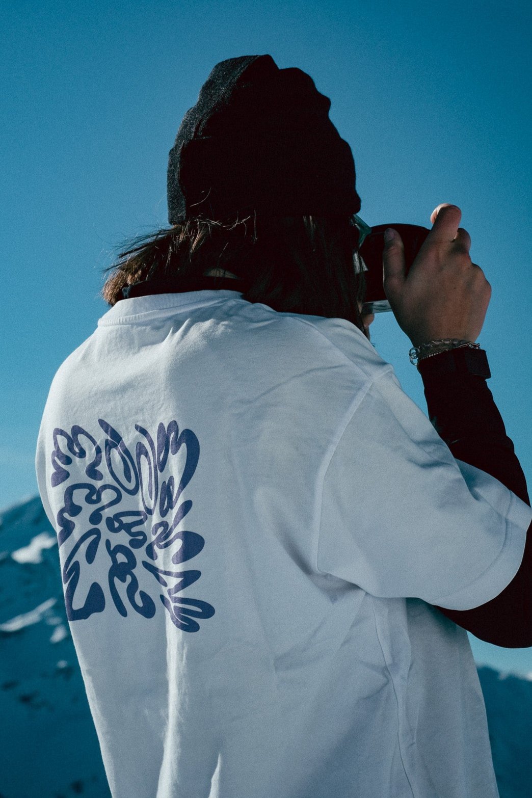 Oversize wavy logo