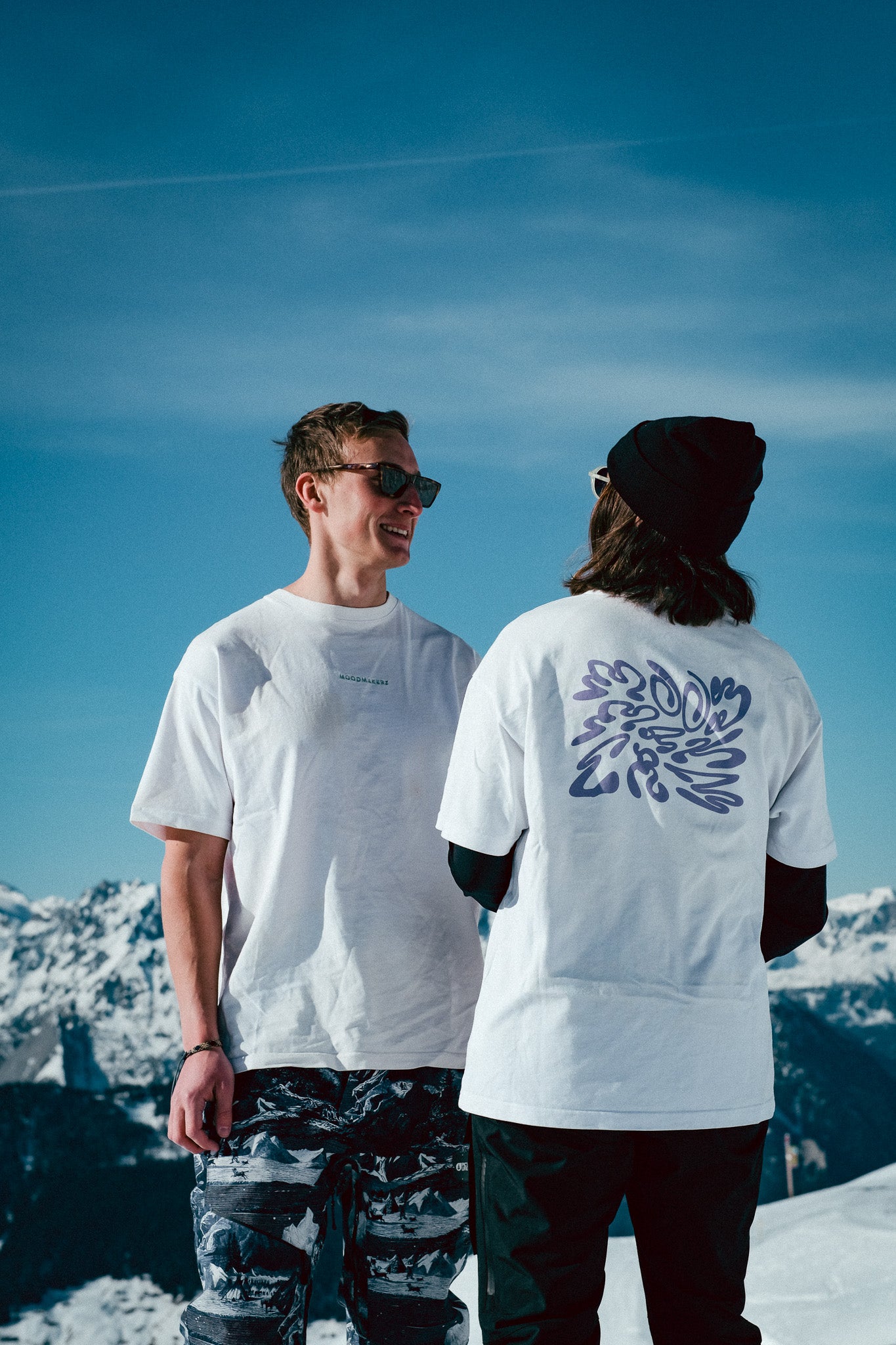 Oversize wavy logo