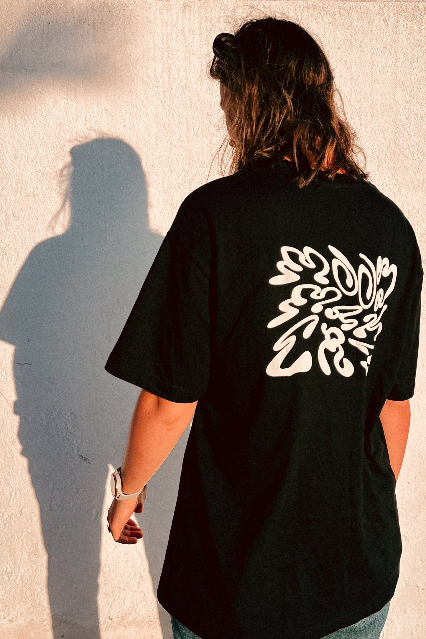Oversize wavy logo